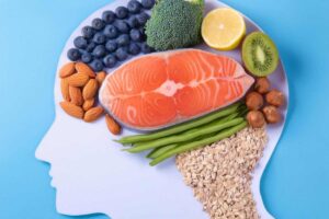 sagoma di un capo con alimenti al posto del cervello simbolo della dieta che favorisce le funzioni cognitive