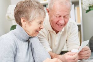 Pensionati controllano i documenti