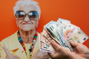 Donna anziana con i soldi in mano
