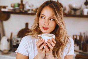 Ragazza con una tazza di caffè in mano