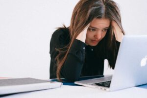 donna disperata davanti al pc