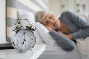 Donna che dorme, sveglia in primo piano