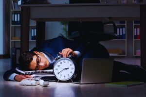 Uomo che dorme in ufficio