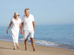 Anziani che camminano al mare