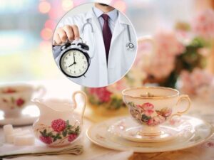 tazzine di te, medico ed orologio