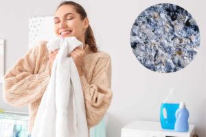 donna asciugamano in mano e cenere