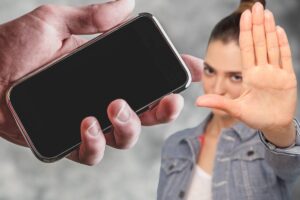 smartphone in mano donna stop