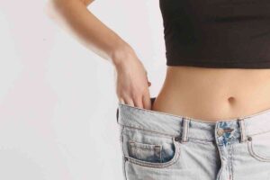 donna con jeans larghi alla vita