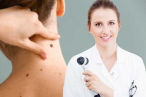 Medico, donna mostra i nei