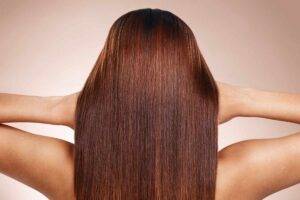 donna che tocca i capelli