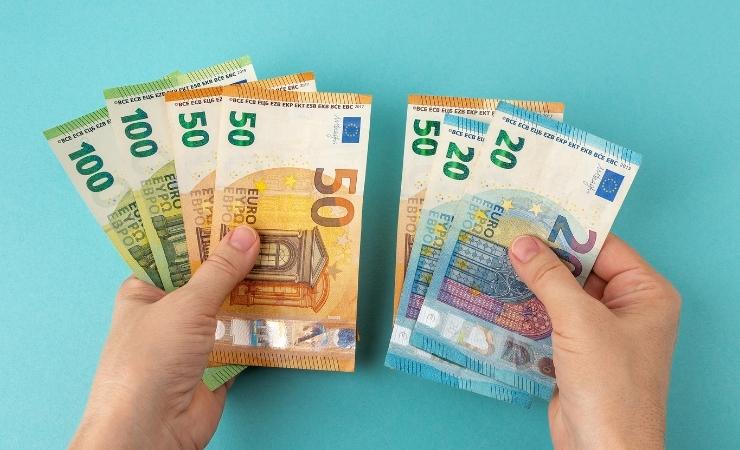 Mani contano banconote euro