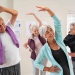 Anziani che fanno ginnastica