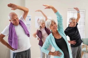 Anziani che fanno ginnastica