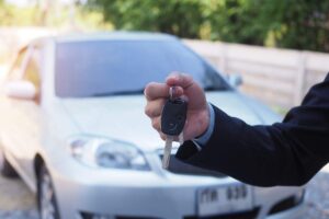uomo con chiavi auto in mano
