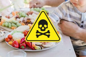 bambino mangia e simbolo pericolo di morte