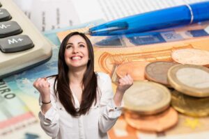 ragazza esultante, sfondo euro e calcolatrice