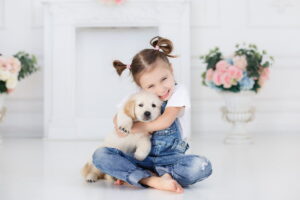 Bambina che abbraccia un cucciolo di cane