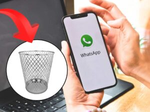 sfondo smartphone in mano con WhatsApp e tondo con cestino spazzatura indicato da freccia