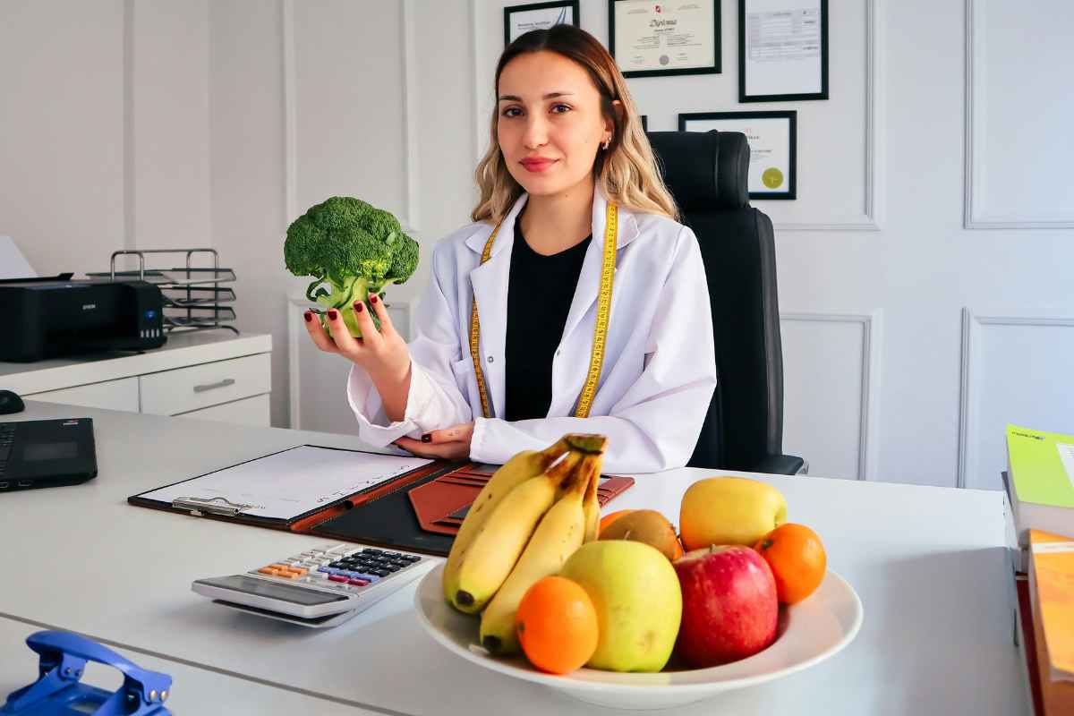 Nutrizionista con alimenti sani