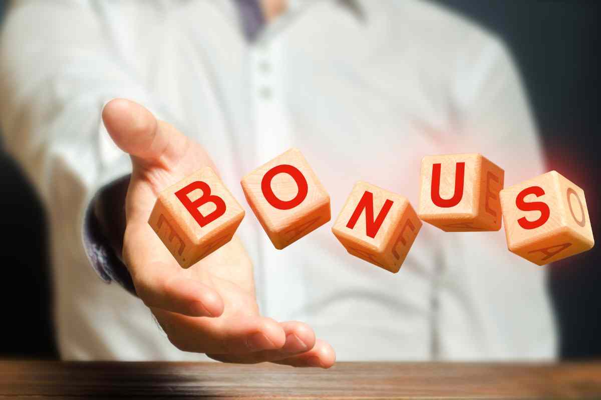 mano e cubi con scritta bonus