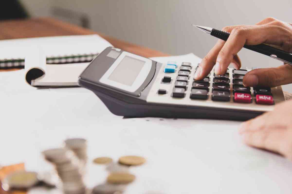 mano su calcolatrice simbolo dei bonus tributi locali