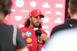 Lewis Hamilton abbattuto