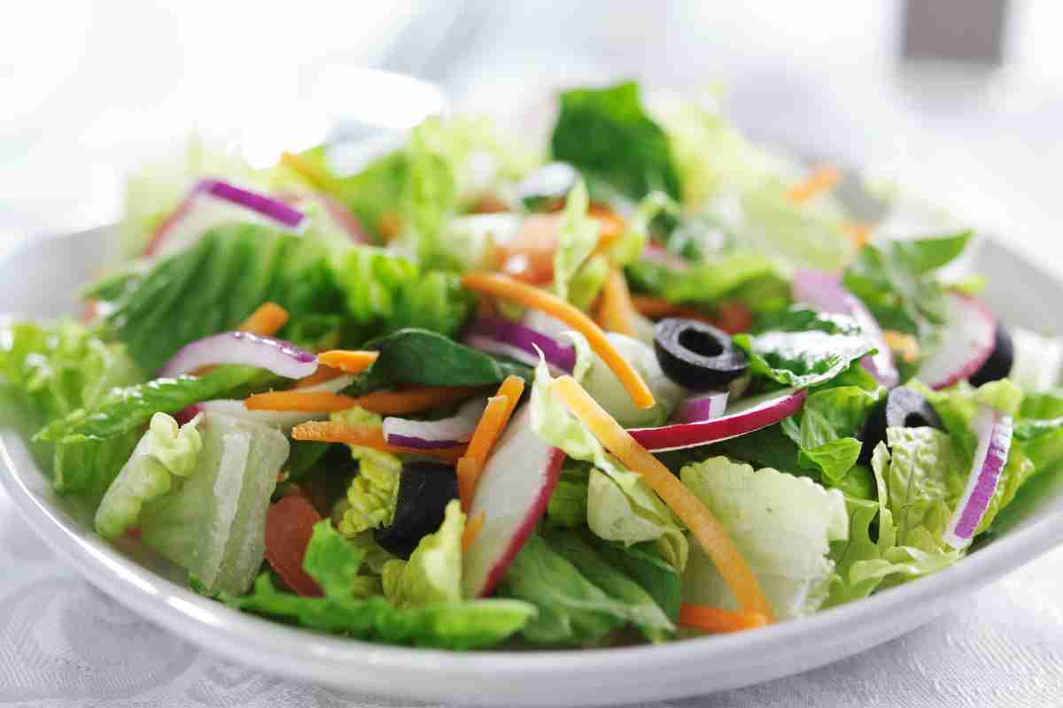 un piatto di insalata verde mista con olive