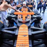 Norris e Piastri su una McLaren di Lego