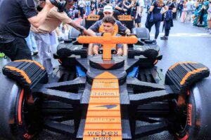 Norris e Piastri su una McLaren di Lego