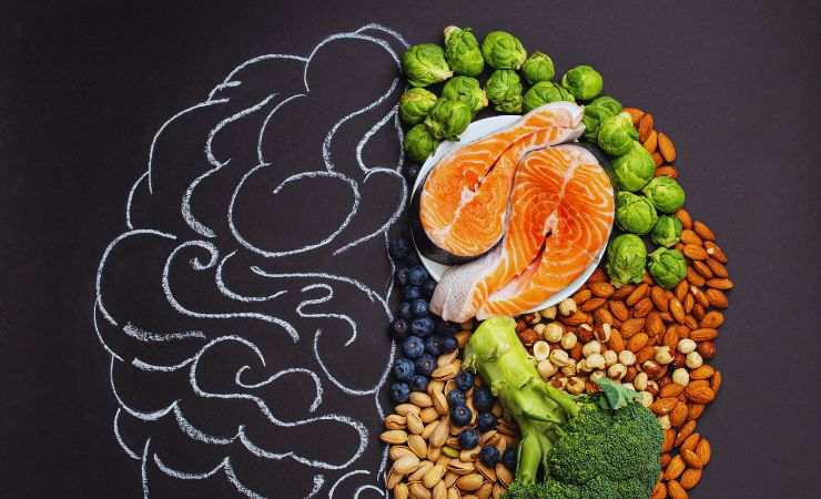 cervello disegnato e cibo sano