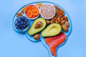 cervello disegnato con dentro frutta e alimenti sani