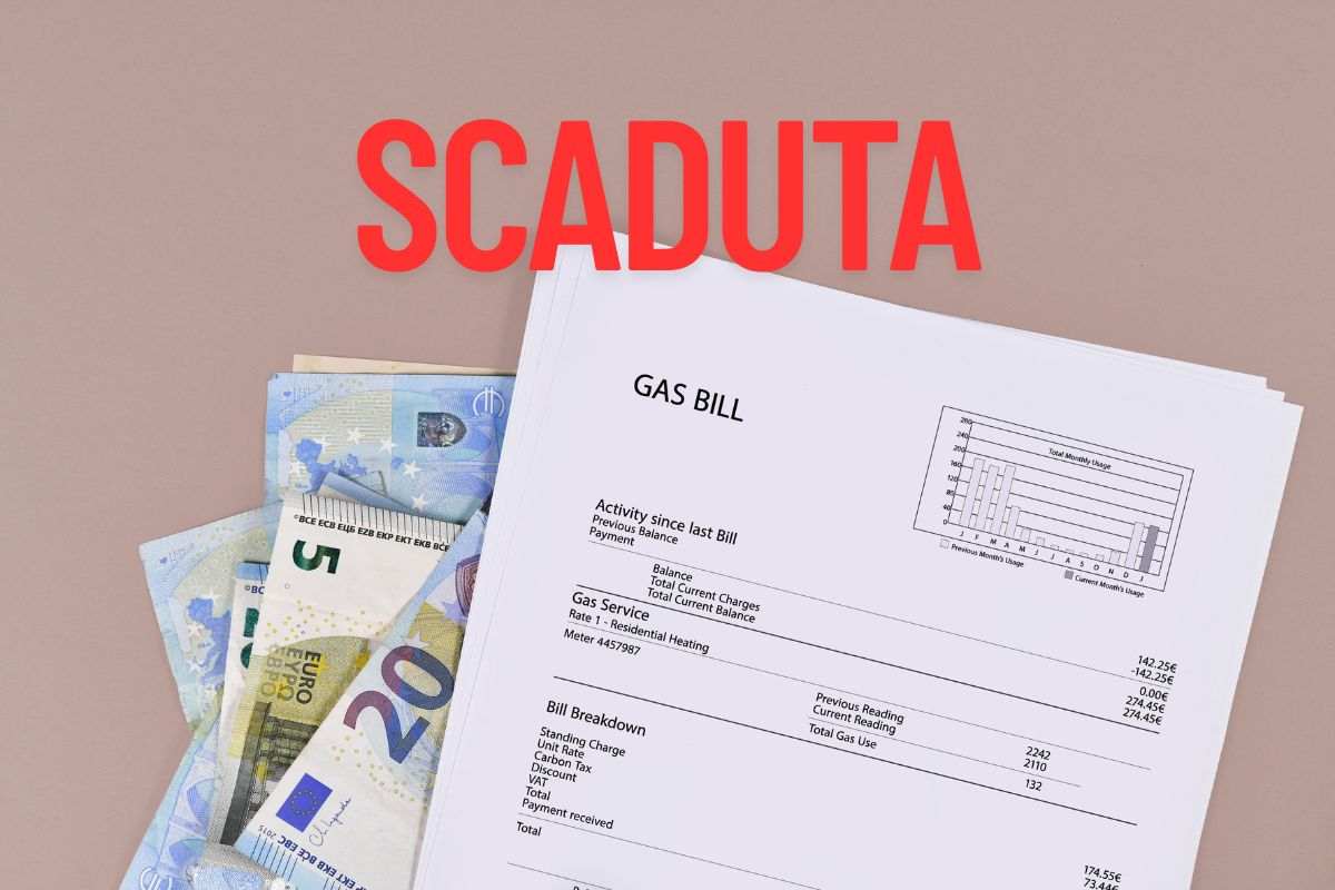 soldi, bolletta e la scritta "Scaduta"