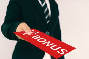 persona con scritta in mano "bonus"