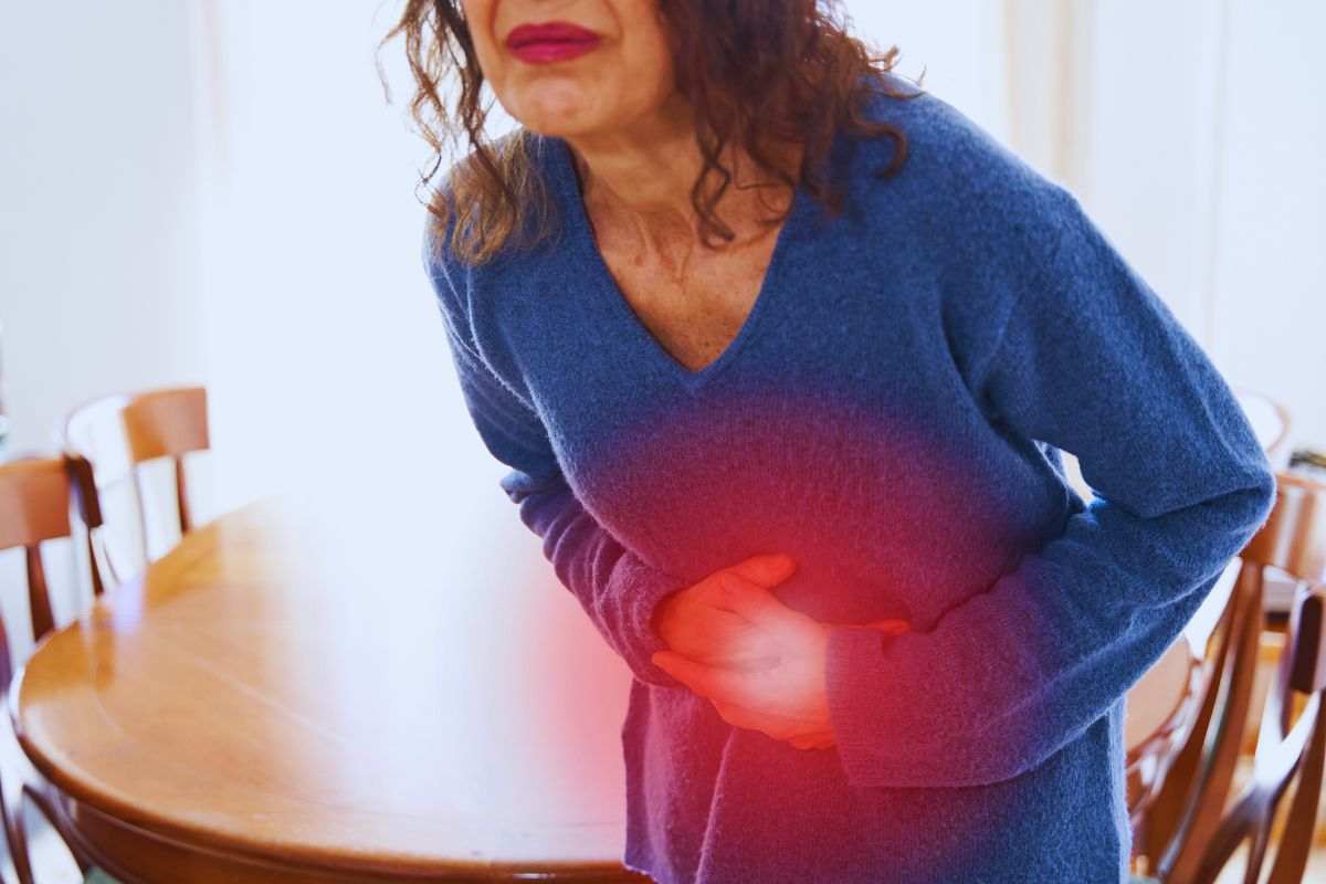 donna si regge la pancia