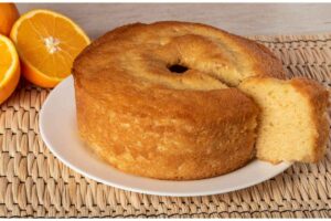 Primo piano di un ciambellone all'arancia senza zucchero appoggiato su di un tavolo