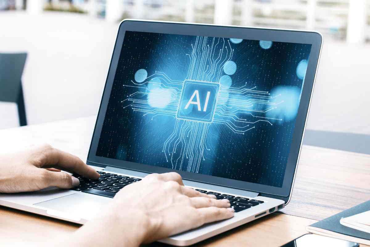 computer con logo IA