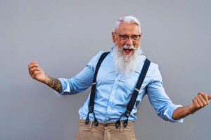 uomo anziano ma giovanile esulta
