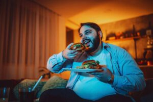 ragazzo mangia hamburger