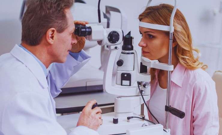 ragazza in visita dall'oculista