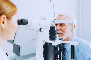un uomo alla visita oculistica