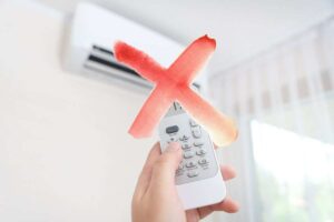 condizionatore e telecomando con una x rossa