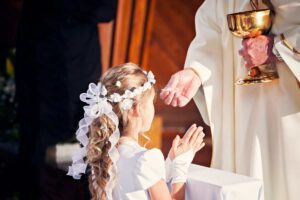 bambina alla sua Prima Comunione
