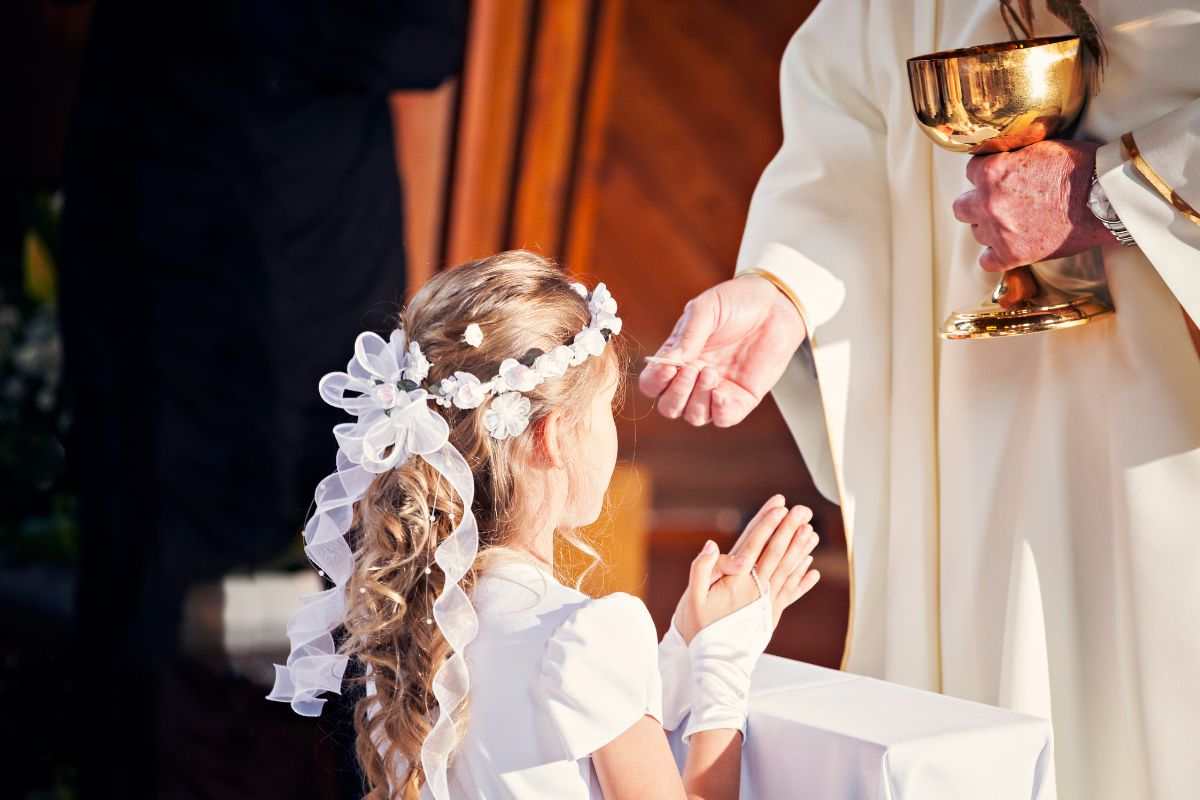 bambina alla sua Prima Comunione