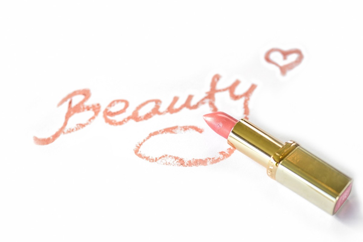 Scritta "beauty" con rossetto