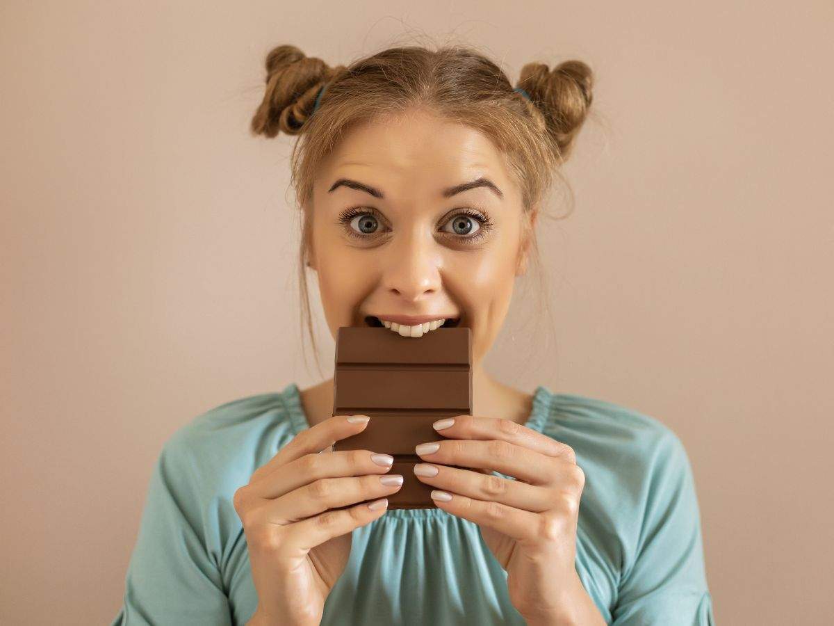 ragazza mangia cioccolato