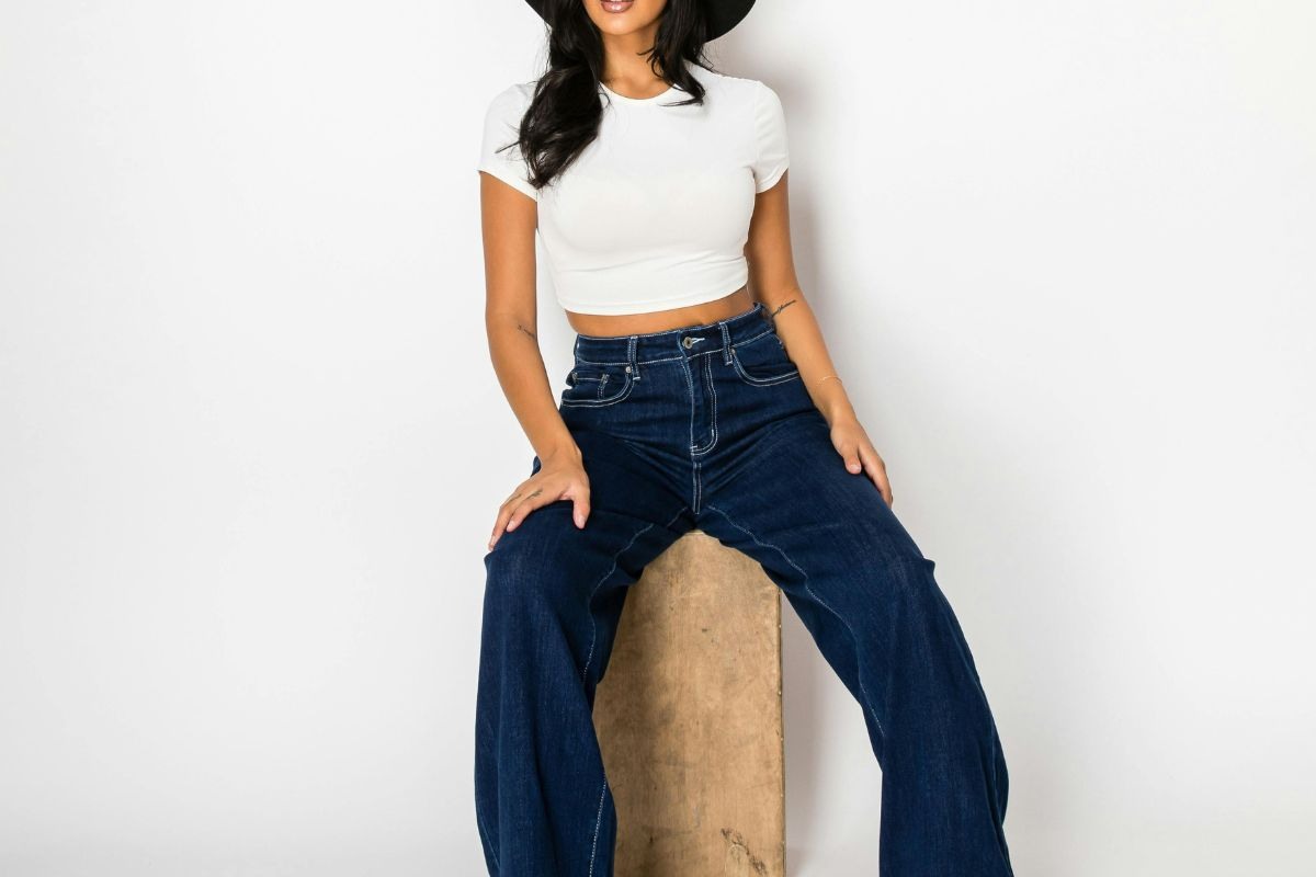 ragazza seduta con jeans e t-shirt
