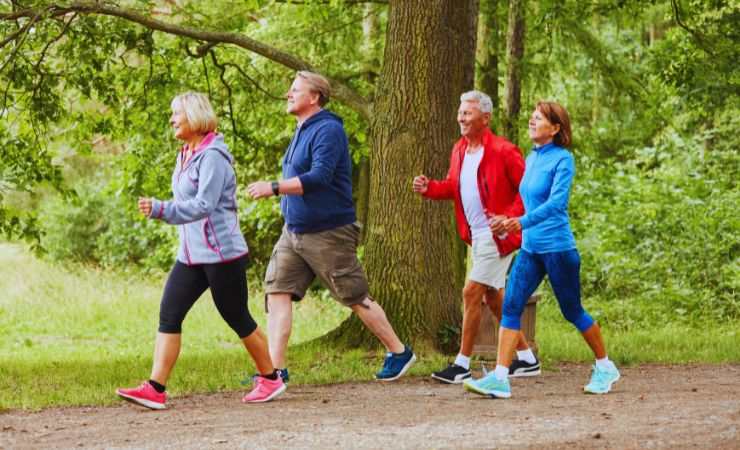 gruppetto di persone che passeggiano nella natura
