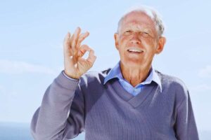 un pensionato fa ok con la mano