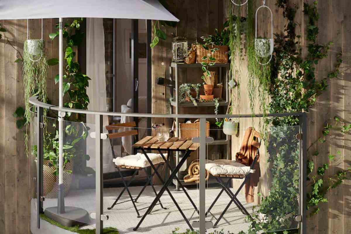 tavolo e sedie su un balcone ikea
