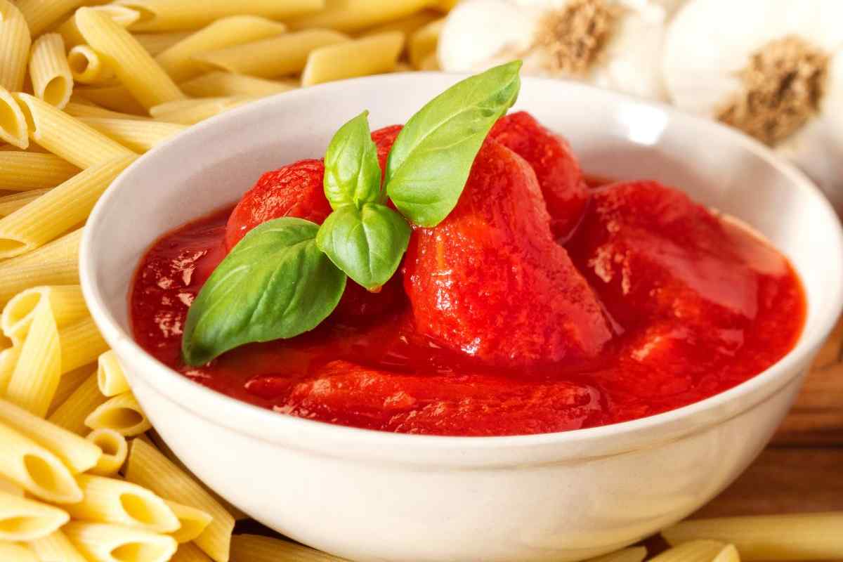 pomodori pelati e pasta cruda